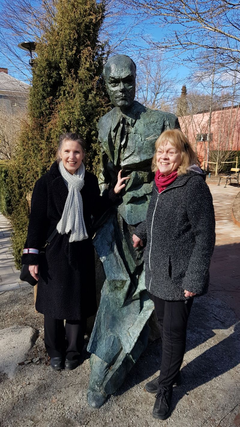 Kristina Sandberg och Aase Fridegård Penayo vid statyn den 2 april 2022 efter sällskapets årsmöte och Kristinas framträdande i biblioteket.